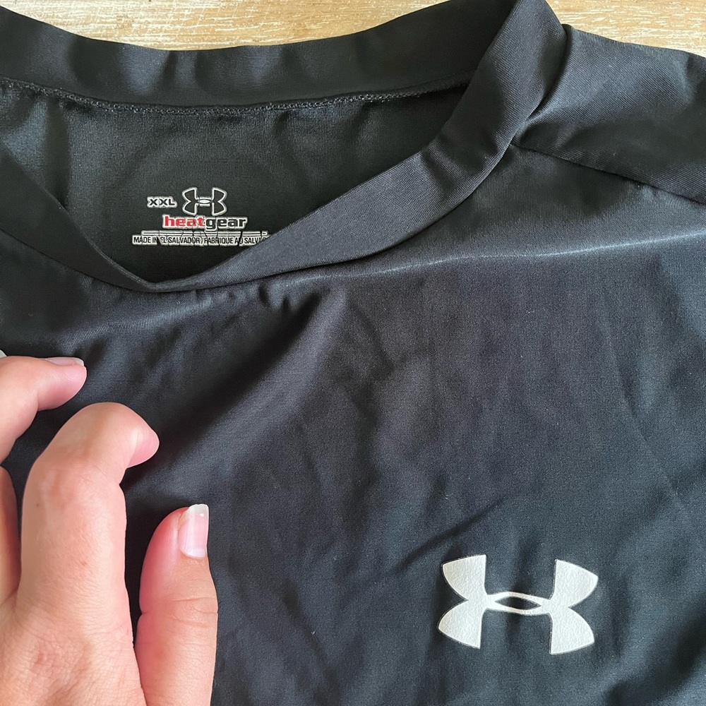 Under Armour Shirt black heatgear youth xxl adult small - Picture 2 of 3